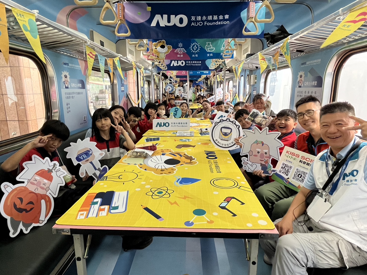 永續基金會參與「臺灣科普環島列車」，設計基礎科學車廂課程，以「淨零碳排和永續能源」為主題，讓學生透過創意實驗認識淨零知識，以及思考生活中的減碳行為