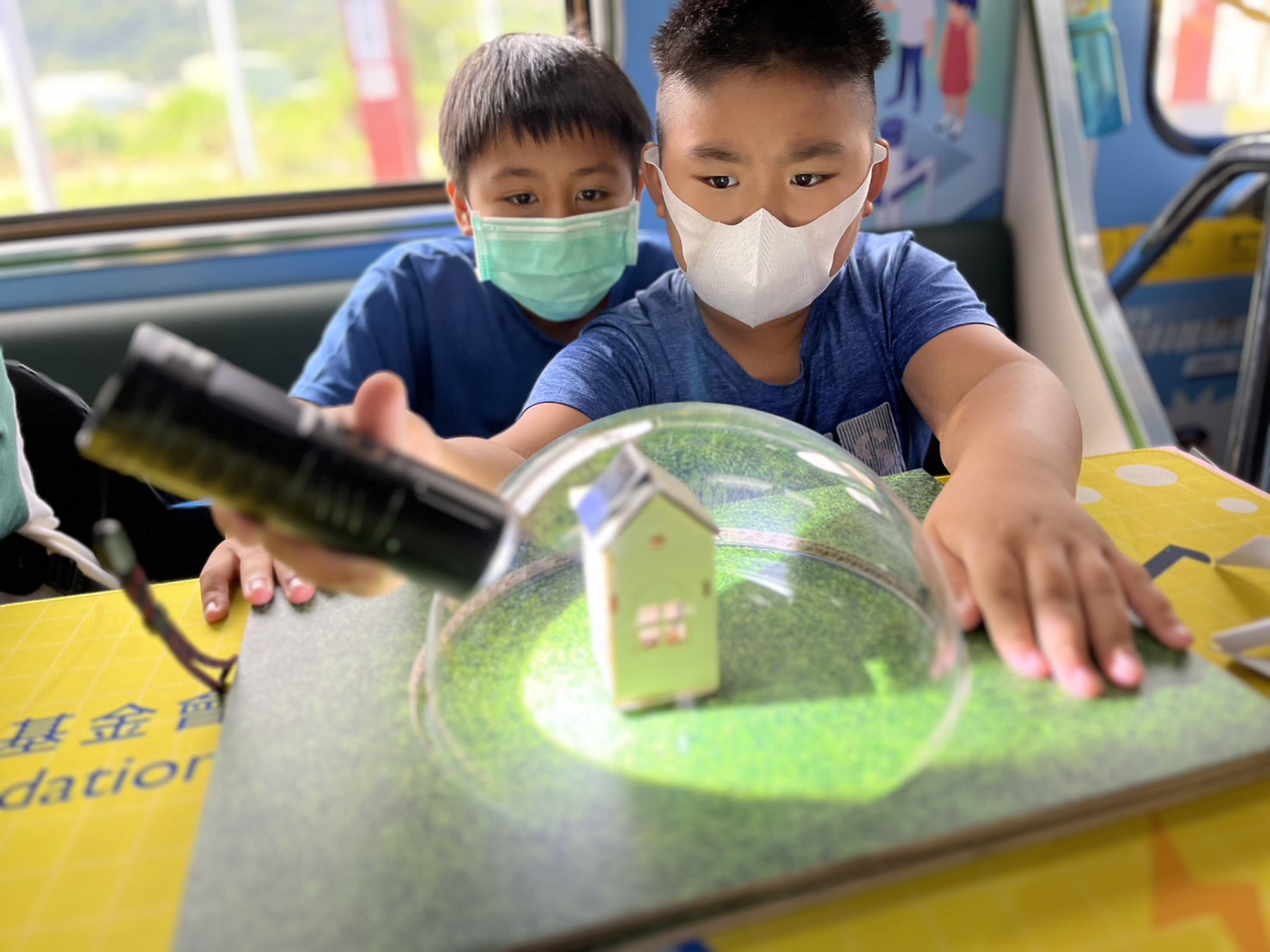 參與基礎科學主題車廂，以STEAM教學精神，設計「逐日科學家」、「太陽能工程師」以及「淨零建築師」三大能源科普課程和實驗