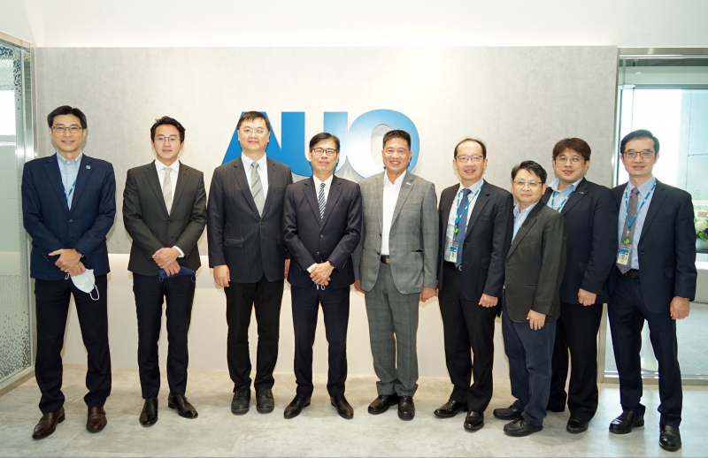 光電前進亞灣成立「AUO解決方案研發中心」，作為多元場域解決方案研發及試驗場域（圖中左為高雄市長陳其邁、圖中右為光電董事長彭双浪）